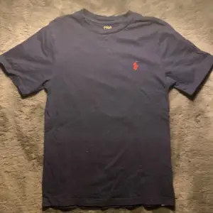 Säljer en mörkblå t-shirt från Ralph Lauren i storleken 10-12 som är runt 162 skulle jag säga! Den ganska använd men har inga fläckar vad jag har sett! Skriv för fler bilder eller frågor och funderingar!