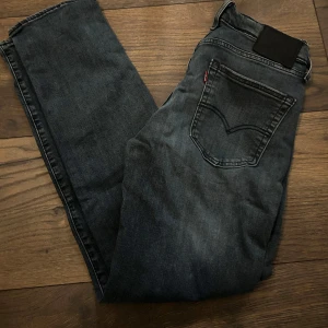 Mörkblå jeans från Levi's - Säljer ett par klassiska mörkblå jeans från Levi's. 