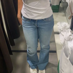 Low waist jeans - Superfina jeans i toppen skick! Säljer då de inte används så mycket längre💕 långa jeans då de passar mig som är 174
