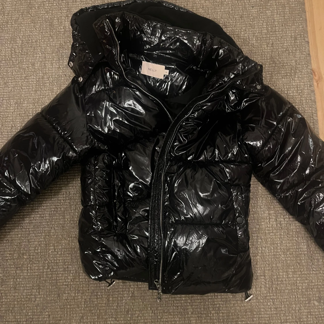 Svart glansig pufferjacka - 91