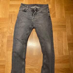 Rkt feta gråa nudie jeans. Storlek 29/32. Nypris 1600kr, mitt pris 499kr. Pris kan dock diskuteras. Modell Grim Tim. 