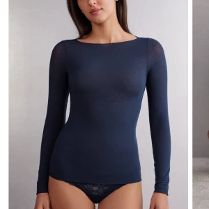 Mörkblå långärmad intimissimi tröja  - Säljer en stilren mörkblå långärmad intimissimi tröja  i ett mjukt och stretchigt material. Perfekt för både vardag och festliga tillfällen. Toppen har en enkel design med rund hals och en tight passform. Ett måste i garderoben för alla säsonger! Skriv innan köp💕 pris kan diskuteras. Ganska mycket hål i men skriv för bilder!