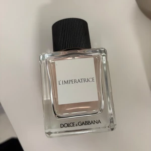 L'Imperatrice parfym från Dolce & Gabbana - Säljer en elegant L'Imperatrice parfym från Dolce & Gabbana. Perfekt för den som älskar fräscha och fruktiga dofter. Passar både till vardags och fest! 🌸