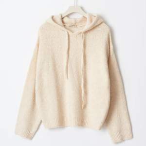 Mysig beige stickad hoodie perfekt för kyliga dagar. Säljer för den inte passar i storlek men är helt ny!! Perfekt för både höst och vinter.