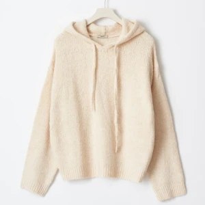 Beige stickad hoodie - Mysig beige stickad hoodie perfekt för kyliga dagar. Säljer för den inte passar i storlek men är helt ny!! Perfekt för både höst och vinter.