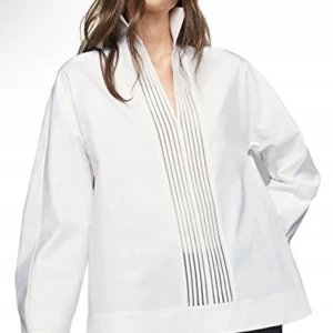 Vit skjorta från Massimo Dutti 36 - Säljer en elegant vit blus/skjorta från Massimo Dutti i storlek 36. Blusen har långa ärmar och en stilren design med fina broderade detaljer längs den v-ringade halsen. Perfekt för både vardag och festliga tillfällen. Passar bra till både jeans och kjol. 🕊️använd ngr gånger men fint skick. Säljes pga viktuppgång.