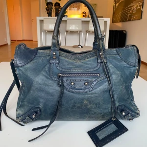 Balenciaga city bag - Säljer denna supersnygga mörkblåa balenciaga city väskan i bra skick, köpt från Miinto med äkthetsbevis och dustbag. Mått: 38x24x14💗💗