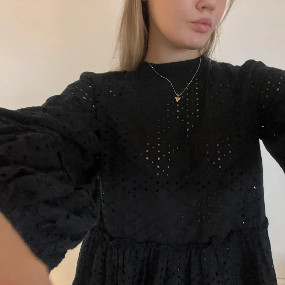 Svart blus med broderade detaljer - 90