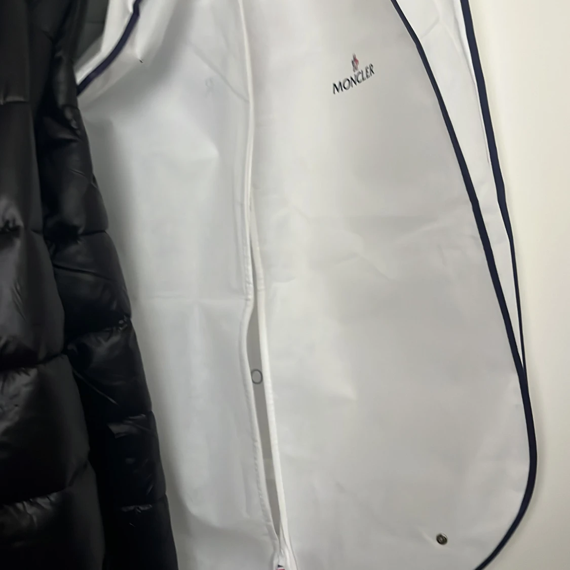 Svart dunjacka från Moncler