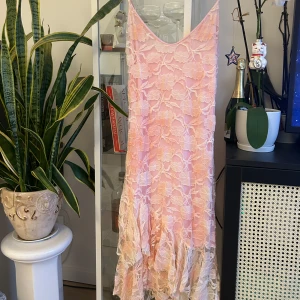 Rosa spetsklänning med volangdetaljer vintage - Säljer en superfin vintage rosa klänning i spets med volangdetaljer. Klänningen är i mycket bra skick!! Säljer pga att den bara inte kommer till användning. På mig som är 170 går den precis under knäna!❤️ Storlek S! Använd köp nu funktionen💗