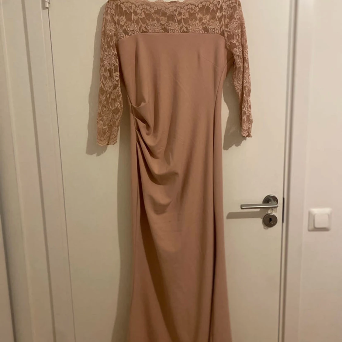 Beige långklänning från Goddiva