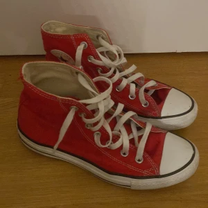 Röda Converse All Star sneakers - Säljer då de inte passar mig i storleken ❤️