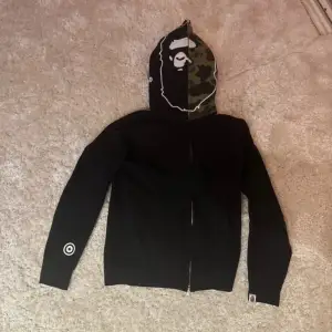 Säljer denna full zip-hoodie från BAPE i storlek S, men passar XS. Den är använd men i bra skick. Kvitto finns kvar.