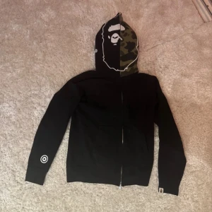 BAPE full zip-hoodie - Säljer denna full zip-hoodie från BAPE i storlek S, men passar XS. Den är använd men i bra skick. Kvitto finns kvar.