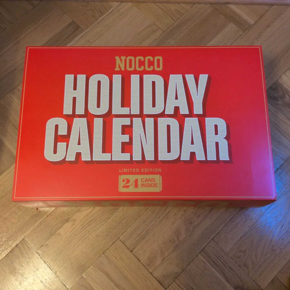 Säljer en Nocco Holiday Calendar i begränsad upplaga. Den har en snygg röd design med stora vita bokstäver. Innehåller 24 burkar, perfekt för att räkna ner till jul med en ny smak varje dag. Perfekt för Nocco-fans och energidrycksälskare!. Övrigt.