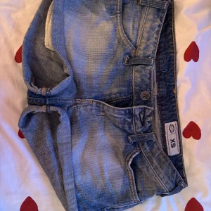 Blå jeansshorts från Crocker - Säljer ett par snygga blå jeansshorts från Crocker i storlek XS. De har en klassisk design med fem fickor och knappgylf. Perfekta för sommardagar eller en avslappnad stil. 🩳