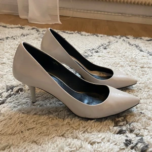 Vita klackar med spetsig tå - Superfina vita klackar! De är lite smutsiga inuti som man ser på bilderna🤍🤍