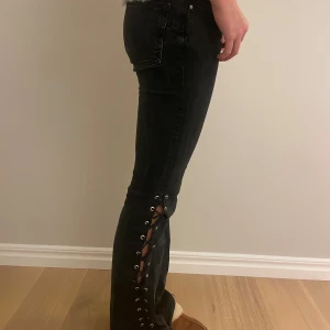 Svarta jeans med snörning - Sjukt coola jeans med detaljer på sidan. Ursprungligen från zara men de är omgjorda. Dessa har varit mina favoritbyxor såå länge!! Midjemått:37cm och Innerbenslängd:84 cm. Perfekta på mig som är 173💘💘Jag kan ändra pris vid snabb affär