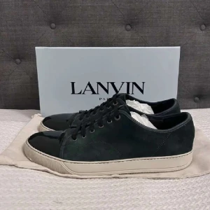 Mörkgröna Lanvins - Säljer ett par snygga mörkgröna Lanvins i storlek 47 med mocka och skinn. Skick 8/10 då mockan och sulan har tagit lite skada men inget speciellt synligt, endast dustbag ingår. Bara att kontakta för mer information eller funderingar, (Kan diskutera pris!) 