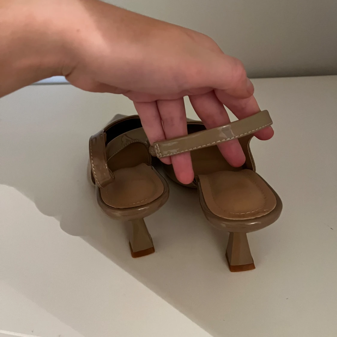 Beige pumps med spetsig tå - 90