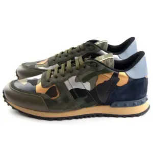 (INTRESSEKOLL) - Valentino rockrunners - Skick 7/10 - Storlek 42 - Mitt pris :- 1599 nypris ca :- 8000 - Skriv om du är intresserad eller andra frågor // ladoelgato.resell