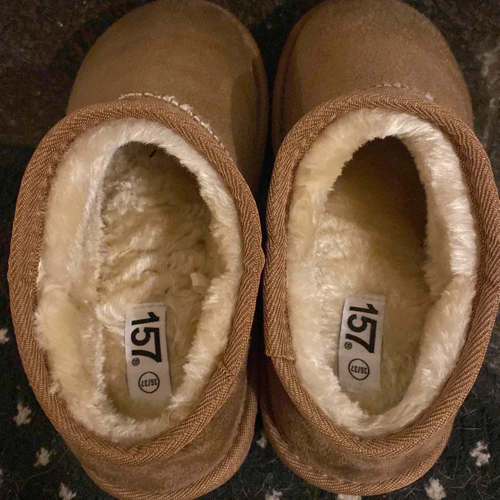 Mysiga bruna lager 157”  uggs”  i mocka med mjukt foder inuti . Perfekta för att hålla fötterna varma och sköna under vintern. Stl 37/38 aldrig andvända ! Hör av mer vid frågor!. Skor.