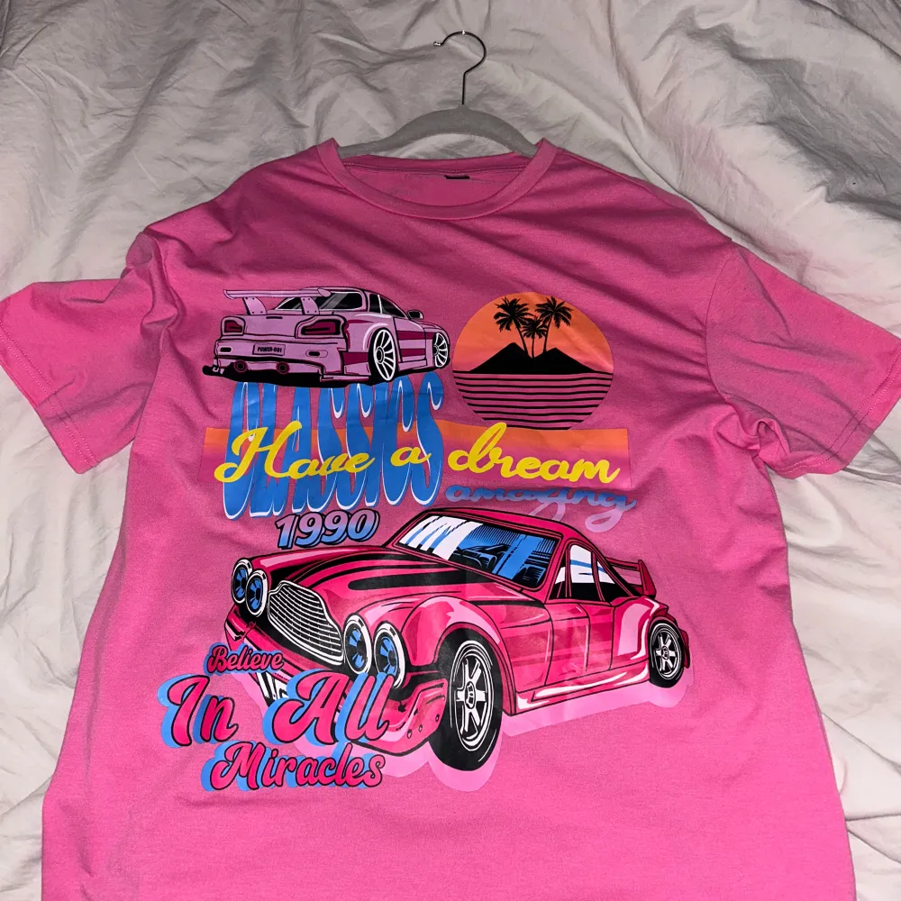 Cool rosa t-shirt med färgglatt tryck av bilar och texten 'Have a dream 1990 Believe in all miracles'.  Aldrig använd bara provat så helt ny! Strl xs men skulle även passa i s💕. T-shirts.