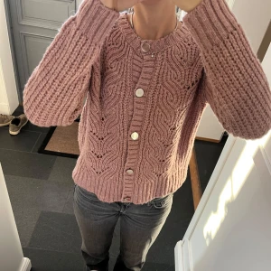 Rosa stickad kofta  - Rosa stickad tröja från Anna Field i fint skick. Kan inte hitta storlek men skulle säga S/M. Använd gärna köp nu!
