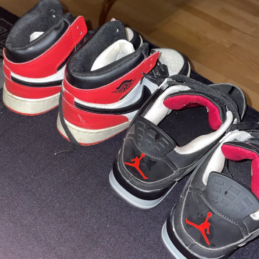 Säljer två par sneakers: ett par air jordan i svart, vitt och rött med klassisk snörning och ett par Air Jordan i svart och rött. Båda paren har en cool och sportig stil, perfekt för vardagsbruk eller streetwear. De är i bra skick med några tecken på användning. Båda storlekarna är 36. Perfekta för sneakerheads som vill utöka sin samling! 300kr st. Frakt 49kr. Skor.