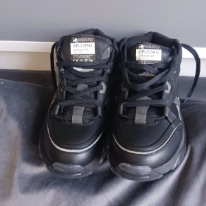 Svarta sneakers från Axel Arigato - Ett par oavända Axel Arigato skor i storlek 44 passar även som storlek 43.  Priset kan diskuteras.