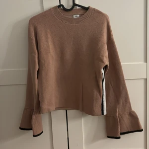 Beige tröja med volangärmar - Säljer en superfin beige/brun tröja med volangdetaljer på armarna. Står storlek 11/12 år men skulle säga att de är som Xs. Då jag är 156 cm lång. Perfekt för höst och vår! 🧡