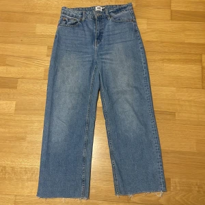 Blå jeans från 157 - Säljer ett par snygga blå jeans från 157 i storlek M. De har en hög midja och en rak, vid passform med råa kanter längst ner.  Använda men i bra skick! Priset kan diskuteras!