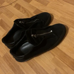 Axel Arigato  - Säljer ett par hel svarta Axel Arigato Zip 90’s. Säljer dem på grund av att dem inte kommer till användning längre och vill bli av med dem, dem är i ganska bra skick, dem är i storlek 42