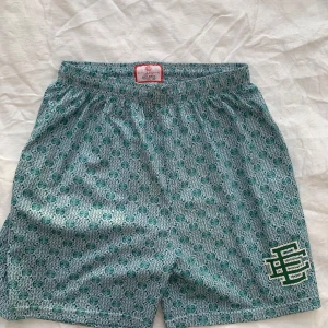 Eric Emanuel Emerald Shorts - KVITTO FINNS♥️ Säljer ett par unika Marcelo Burlon shorts. Perfekta till bad eller varmt väder. Exklusivt märke med fantastiskt friskt material. Sjukt dyra i resell pris. Nypris: runt 2800( marknadspris) Passar storlek M