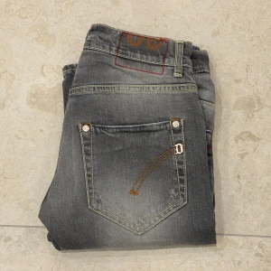 Dondup Jeans - Storlek 30 - Säljer dessa trendiga dondup jeansen! Storlek 30 | Skick 9/10 | Färg Grå | Perfekta till vintern och hösten! Hör av er i PM vid intresse!