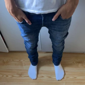 Jack & Jones jeans - Säljer ett par snygga blå jeans från Jack & Jones i storlek 29/34. De har en slim passform och är i mycket bra skick. Nypris cirka-700 mitt pris 200. Pris kan diskuteras vid snabba affärer 