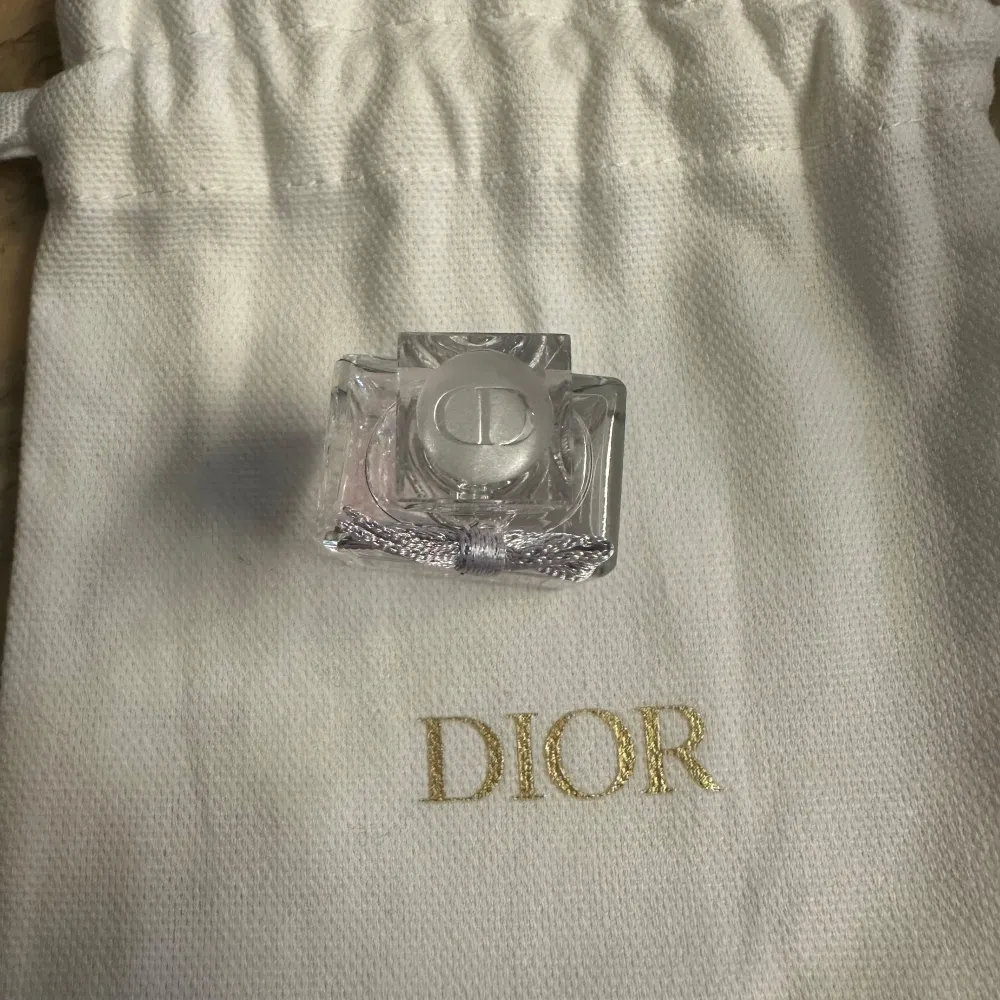 Säljer en elegant och feminin Miss Dior Blooming Bouquet parfym. Flaskan är liten och fyrkantig med en söt silverfärgad rosett på korken. Kommer i en lyxig vit påse med Dior-loggan i guld. Perfekt för att ge en touch av lyx till din vardag eller som en fin present.. Parfym.