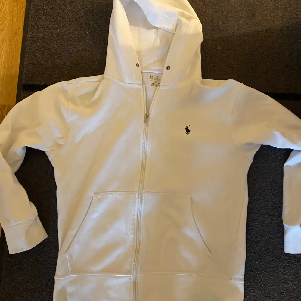 Ralph lauren tröja, storlek S, säljer pga den passar inte mig längre. Skick:bra Obs: snöret för luvan finns inte med!. Hoodies.