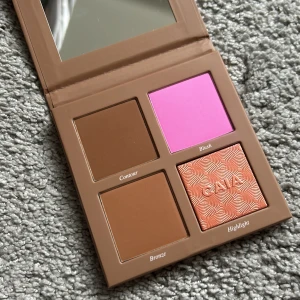 CAIA smink - Caia summer classy palett. Säljer då produkten inte passar på mig som ja trodde :( Har även kvittobevis på att de är nyinköpta.
