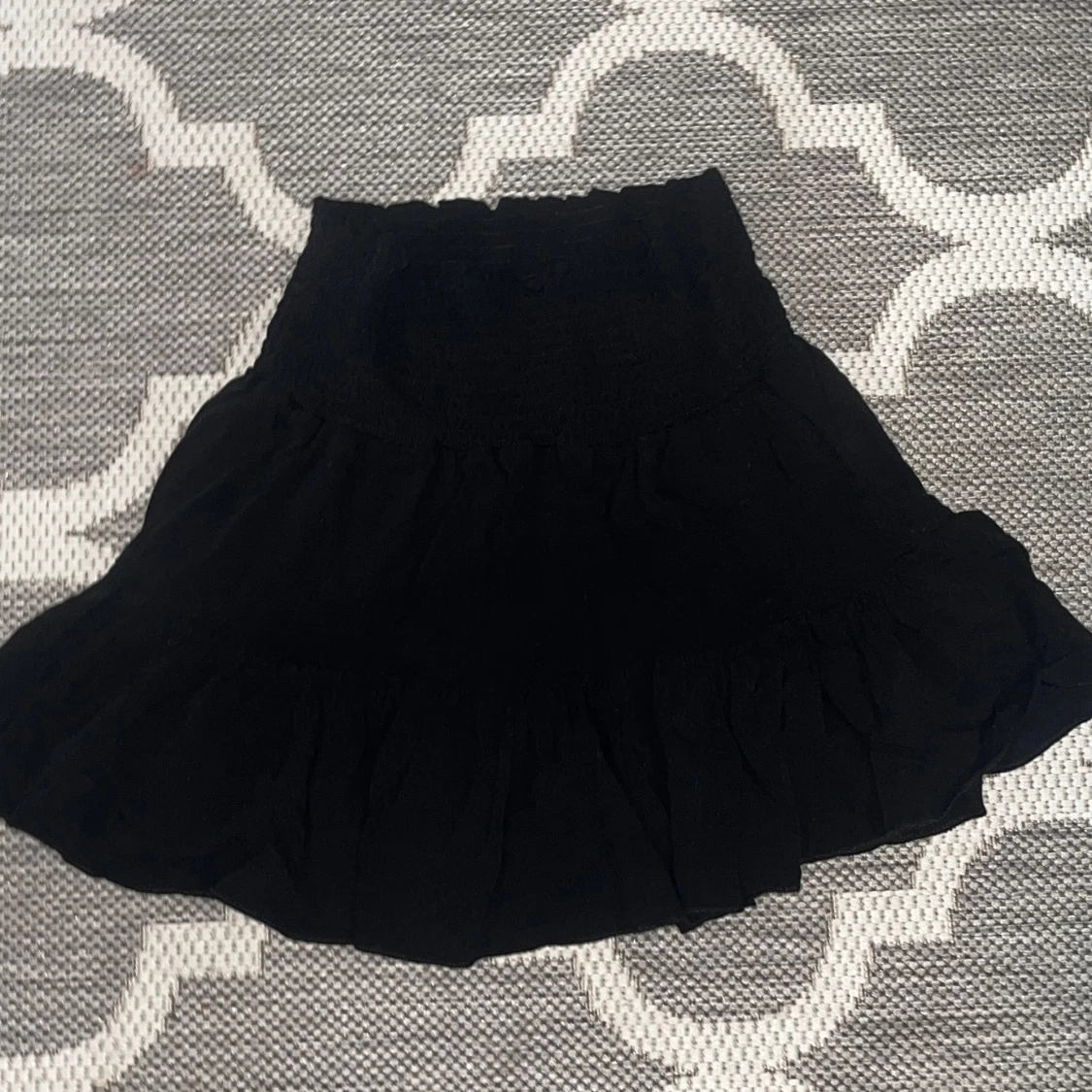 Svart kjol med volang