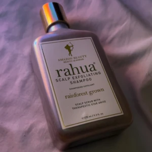 rahua scalp exfoliating shampoo - en exfolierande schampo med terapeutisk stjärnanis, perfekt för att vårda hårbotten. Flaskan rymmer 275 ml. har bara använt 1 gång. ordpris 400 kr, säljer för billigt men priset kan fortfarande diskuteras 🫶