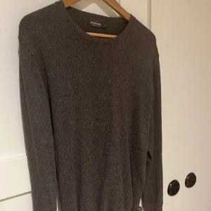 Bomullströjor från dressmann  - Två tröjor i tunnt bomullstyg från dressmann, den gröna är I large och den bruna/gråa är i M men båda passar mig som är 185. 200kr/tröja. 300 för båda 