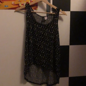 Linne med synålsmotiv - Jag säljer ett linne med synålsmotiv. Linnet är secondhand men har inga tecken på användning. Linnet är längre på baksidan än framsidan