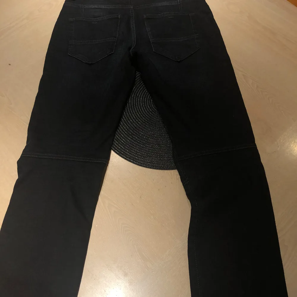 LÄGG GÄRNA BUD!!! Säljer ett par svarta jeans från Solid i nytt skick. De har en klassisk straight passform och är perfekta för både vardag och fest. Jeansen är tillverkade i ett slitstarkt material och har en snygg, mörk tvätt. Perfekta för höst och vinter!. Farkut & Housut.