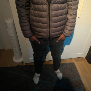 Stone Island Jacka - Säljer nu min snygga Stone Island jacka, den är i perfekt nu under höst, vinter och vår. Den passar bra till folk som är runt 170-178 (personen är 170 på bilden). Det är en riktigt skön dunjacka med inga hål! 