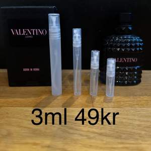 Säljer en flaska Valentino Uomo Born in Roma edt. Den har en cool svart design med nitar och doftar fantastiskt med toppnoter av mineral, violblad och salt. Mellannoterna är ingefära och salvia, medan basnoterna är träiga och vetiver. Perfekt för en kväll ute eller en speciell tillställning. Nr 1 mest köpta parfymen på kicks. Priset är för 3ml. 3ml är ungefär 30st spray. FINNS ÄVEN I 2,3,5,10ML KOLLA PROFILEN FÖR ANDRA STORLEKAR ! 2ml 39kr | 3ml 49kr | 5ml 69kr | 10ml 119kr | Nypris ca 1000kr