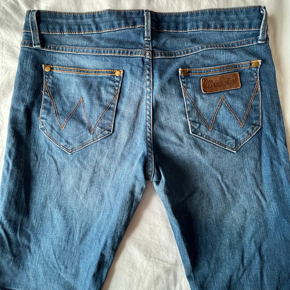 Säljer ett par lågmidjade jeans från Wrangler då dem tyvärr är lite för stora på mig. Dem är gjorda av 98% bomull och är vintage men i väldigt bra skick (inga slitningar/missförgningar) ☺️. Jeans & Byxor.