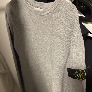 Stone Island tröja - Tjena! Säljer en stone island tröja då jag inte tyckte om den. Den är endast använd en gång och tvättad en gång. Den har inga skador inga märken eller sår på tröjan. 