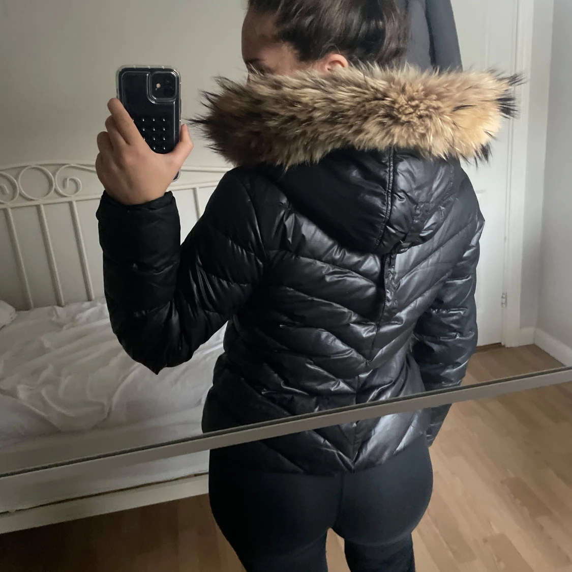 Svart dunjacka med päls - 92