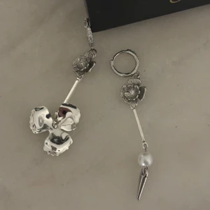 Silverörhängen med pärla/blomma/nit - Säljer ett par unika silverörhängen med blommotiv. Handgjorda utav delar av örhängen som ALDRIG kommit till användning. Alltså är allt som nytt 💘